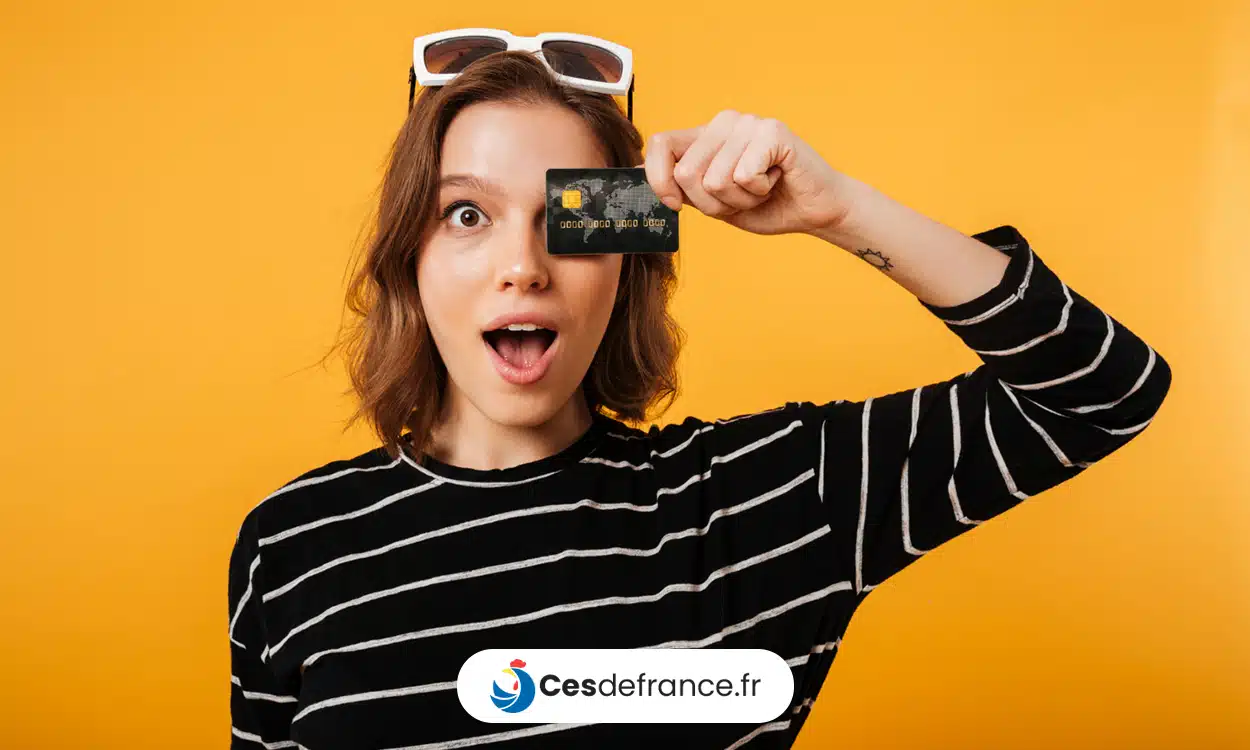 Jeune femme ravie de gagner de l'argent avec sa banque