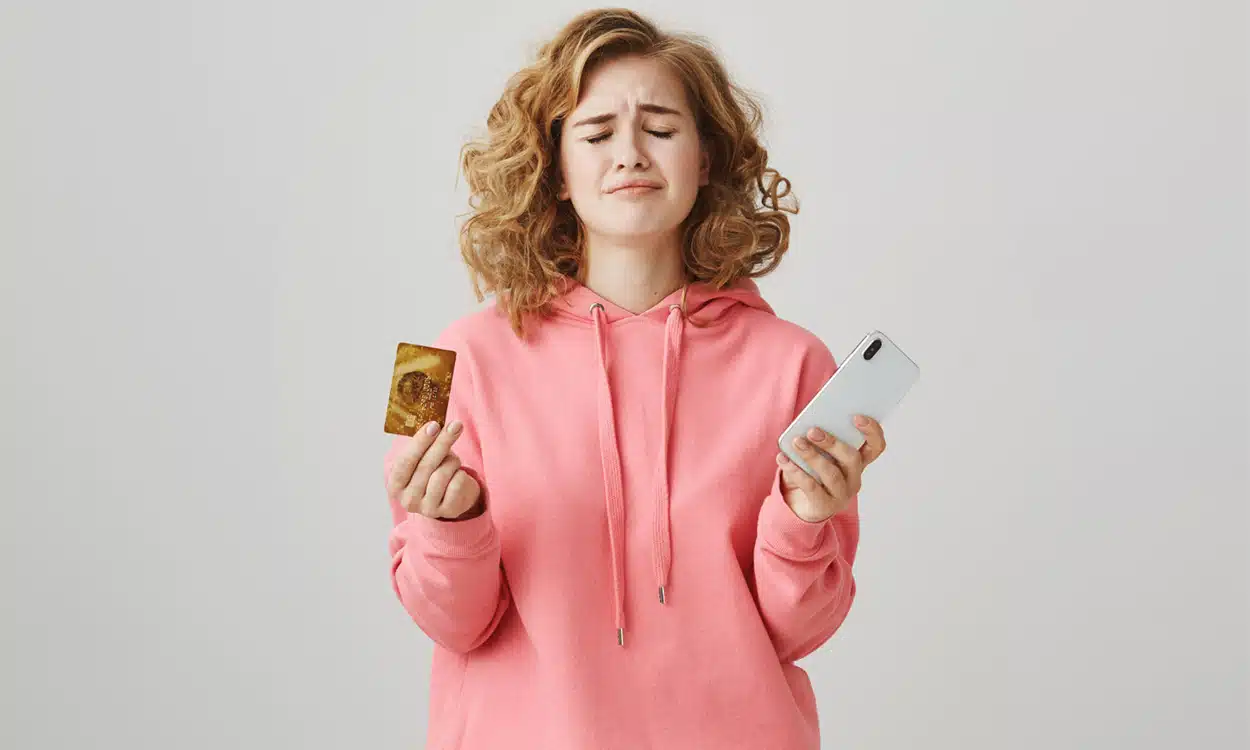 Une adolescente qui tient une carte bancaire