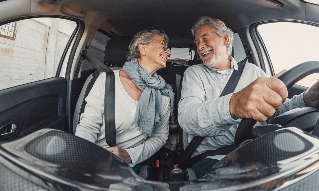 Couple de retraités dans une voiture
