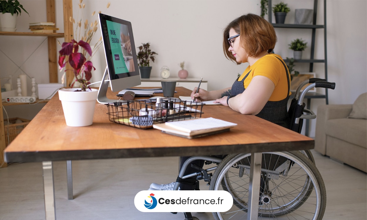 Une femme en fauteuil roulant qui travaille à son bureau chez elle