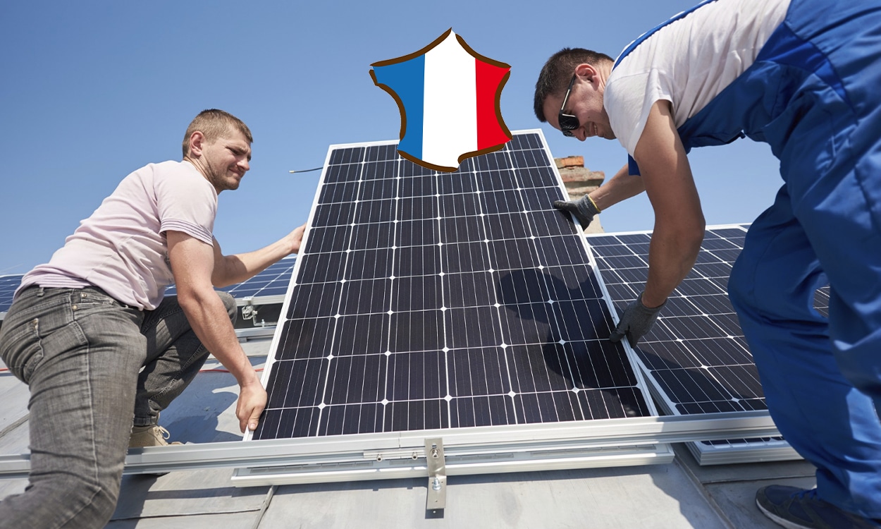 Deux hommes qui installent des panneaux photovoltaïques sur le toit d'une maison