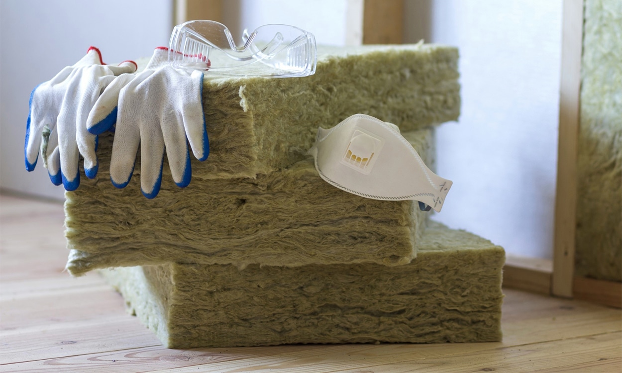 Blocs de laine de roche et les équipements de protection pour l'isolation d'une maison