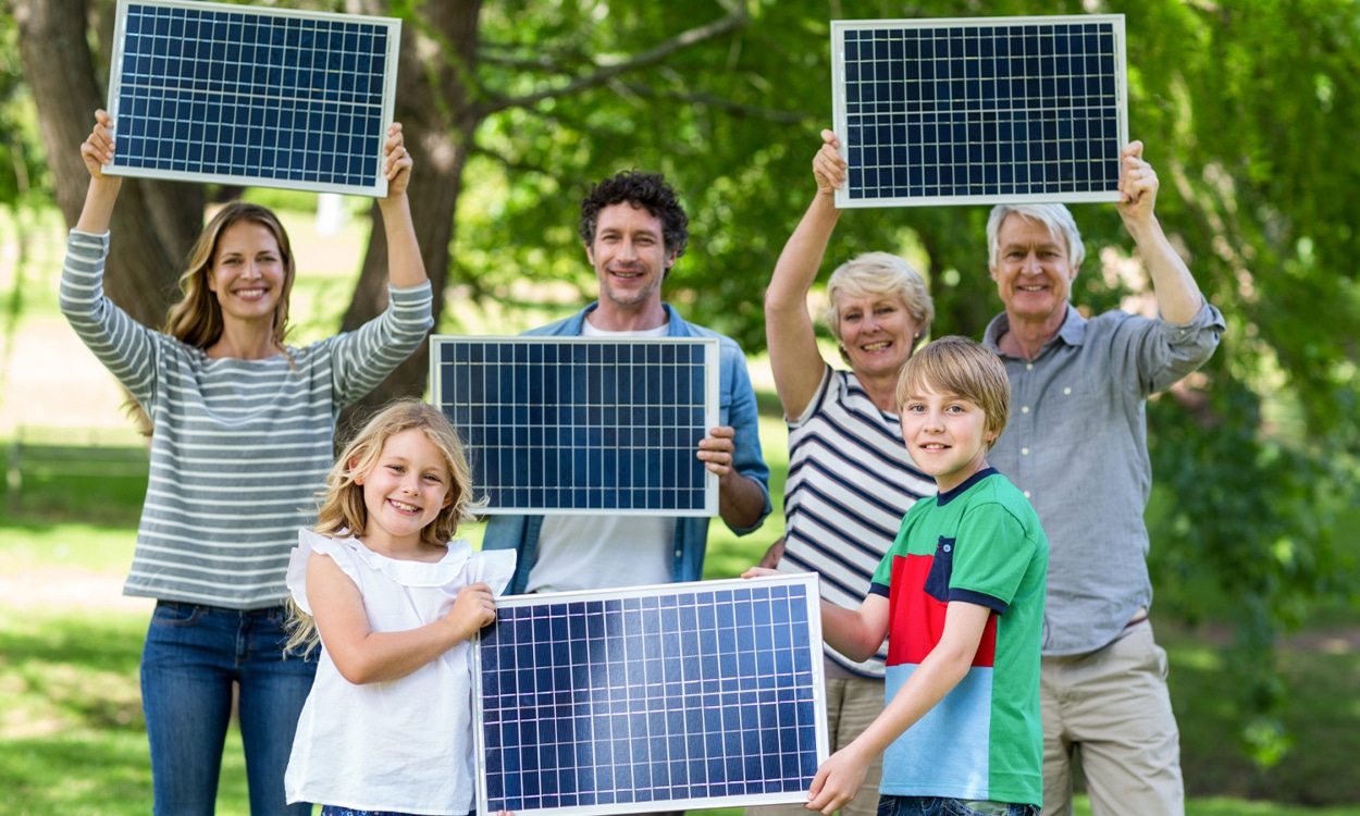Panneaux solaires plug and play tenus par les membres d'une famille