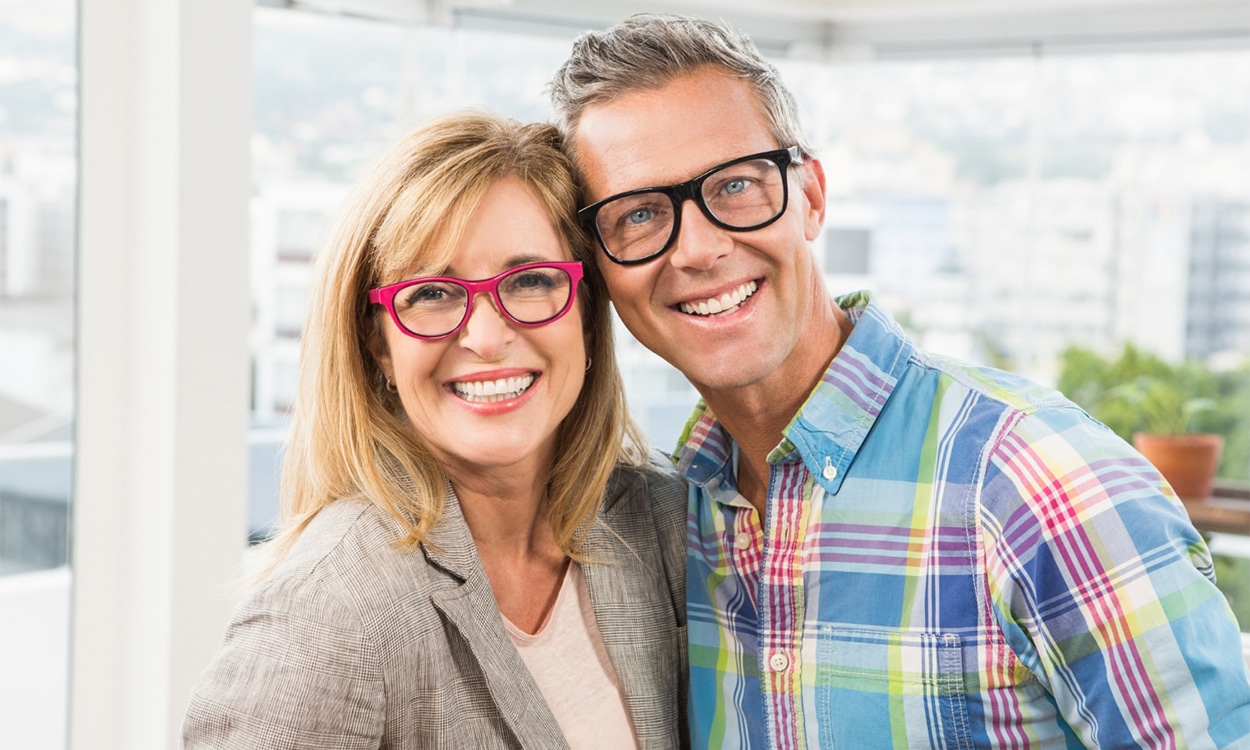 Couple de propriétaires heureux avec des lunettes
