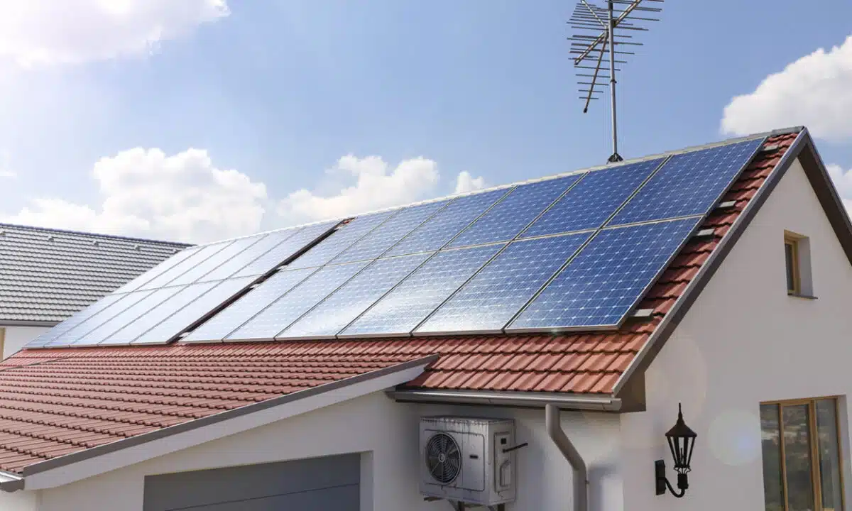 Une installation professionnelles de panneaux solaires photovoltaïques sur le toit d'une maison individuelle