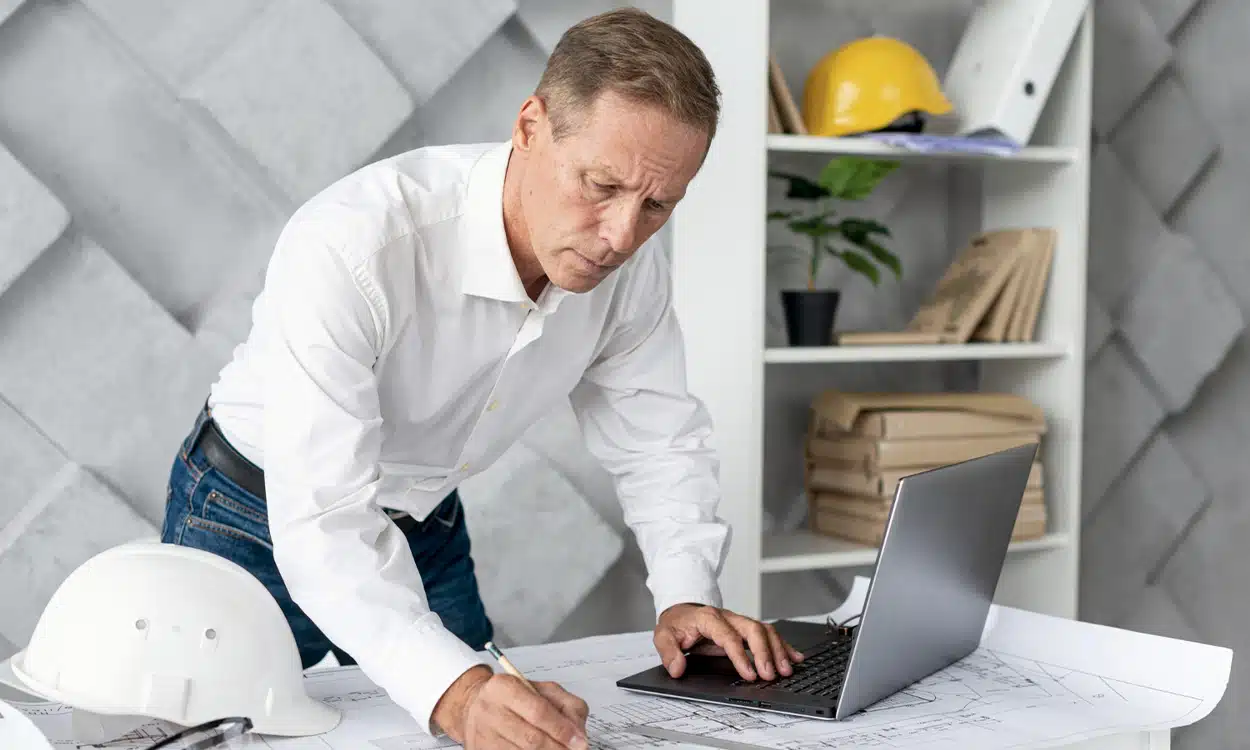 Maitre d'oeuvre qui travaille sur les plans d'une maison