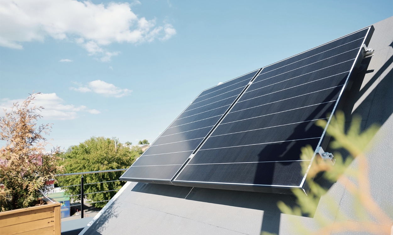 Deux panneaux solaires installés sur le toit d'une maison individuelle