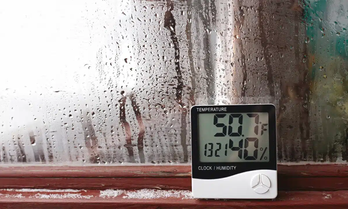 Mesure du taux d'humidité dans une maison avec un hygromètre