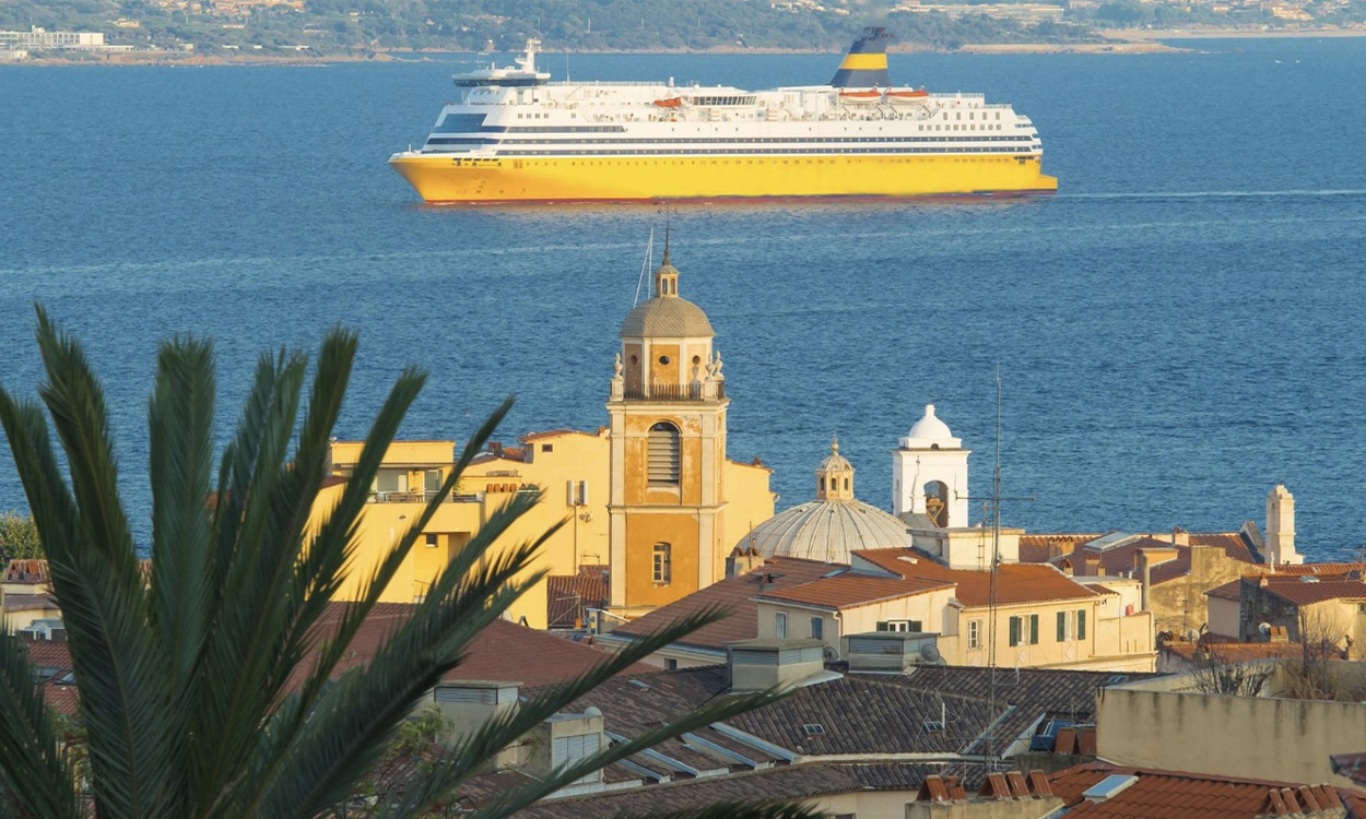 Bateau de la compagnie Corsica Ferries qui rentre dans le port d'Ajaccio en Corse