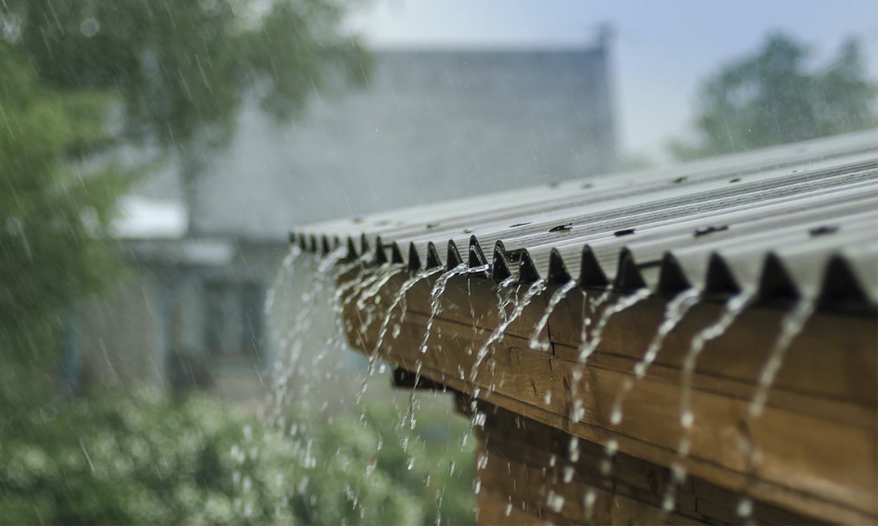 Fortes pluies sur le toit d'une maison