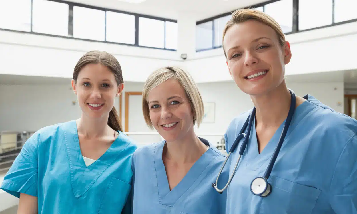 infirmières, médecins et aides soignantes fonctionnaires à l'hôpital.