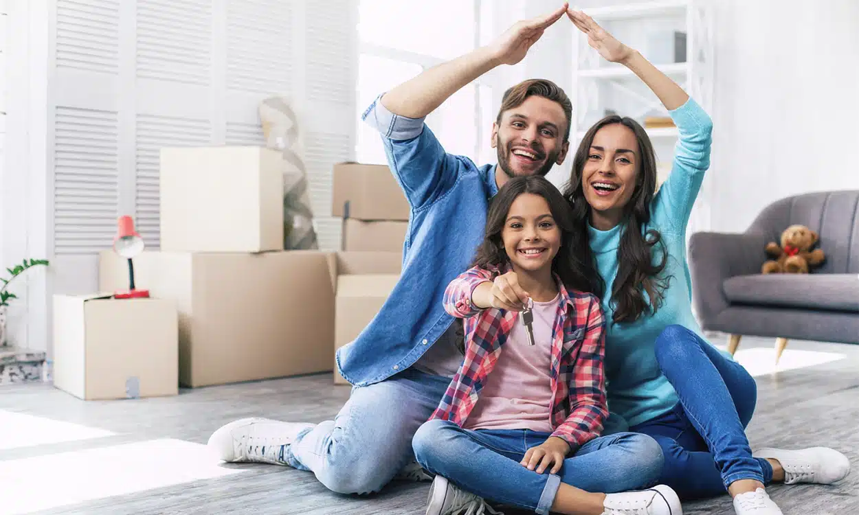 Une famille dans son appartement heureuse de la protection de son assurance de prêt immobilier
