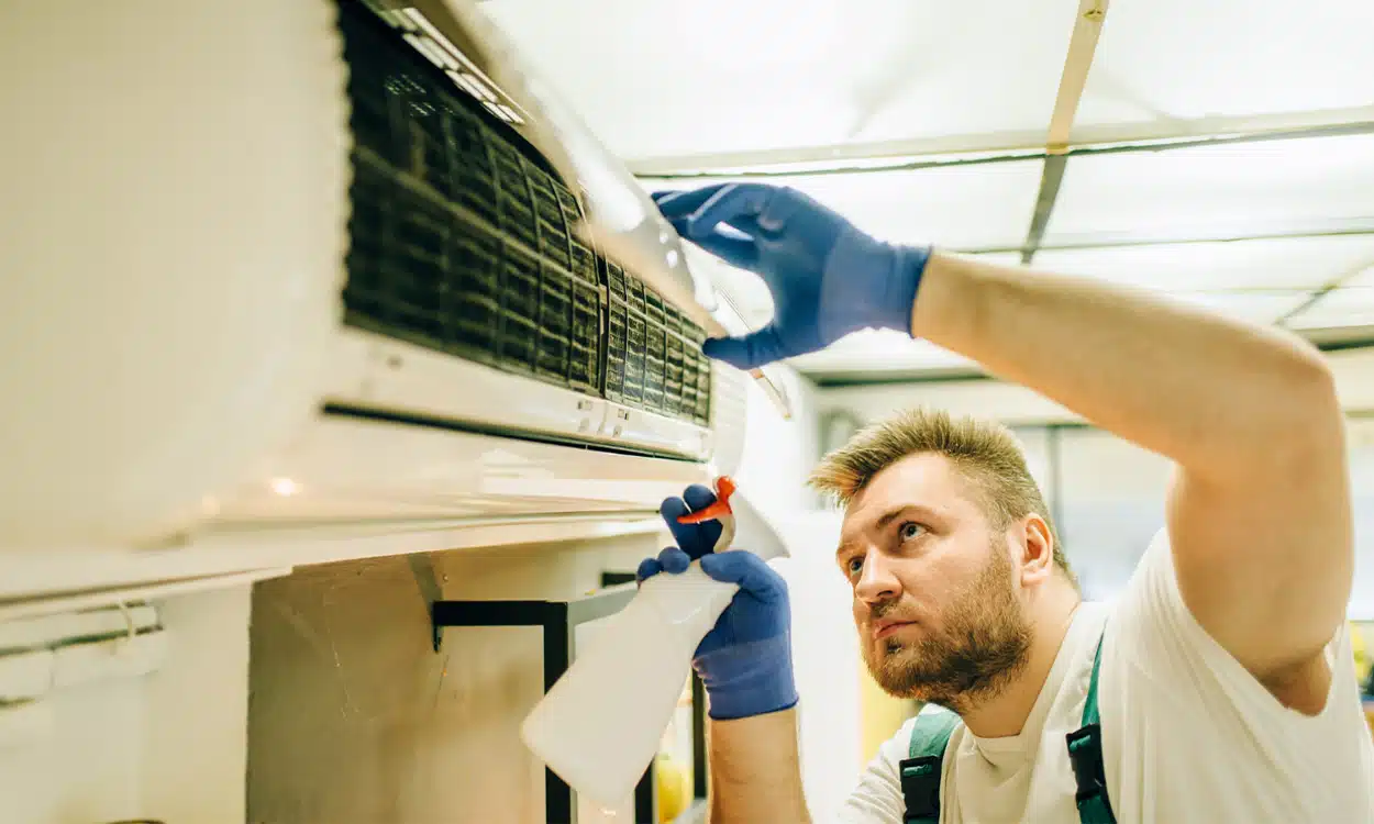 Intervention pour l'entretien d'une climatisation par un climaticien certifié