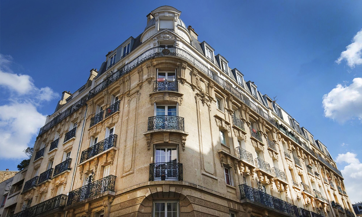Un immeuble ancien dans un beau quartier de Paris