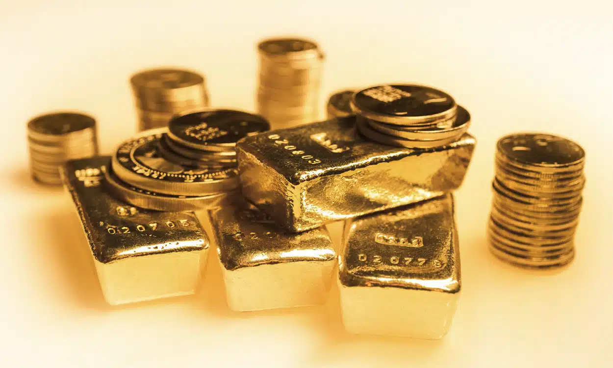 Plusieurs lingots d'or avec des pièces en or