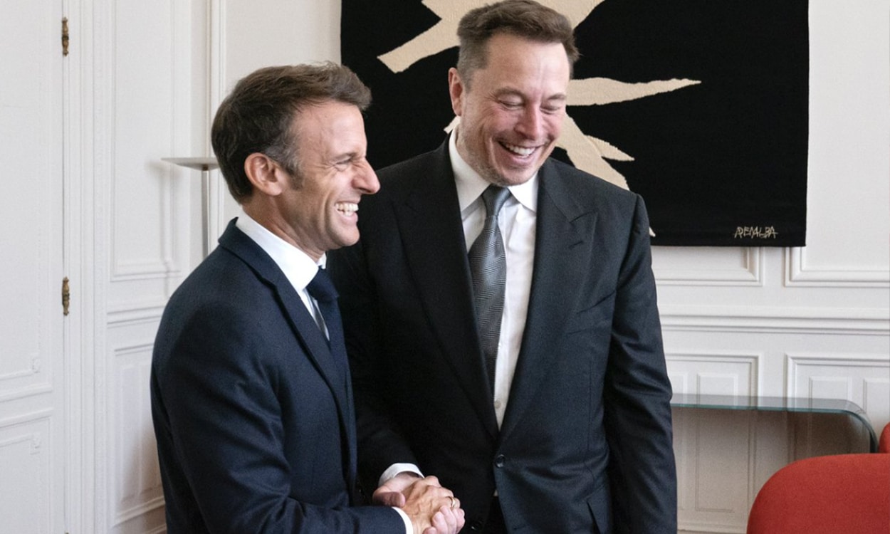 Emmanuel Macron et Elon Musk heureux de se serrer la main.