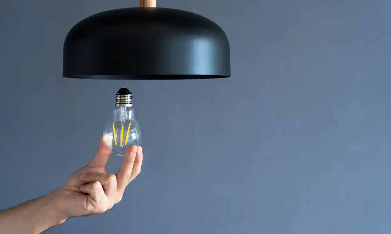Changement d'une ampoule LED sur un lustre