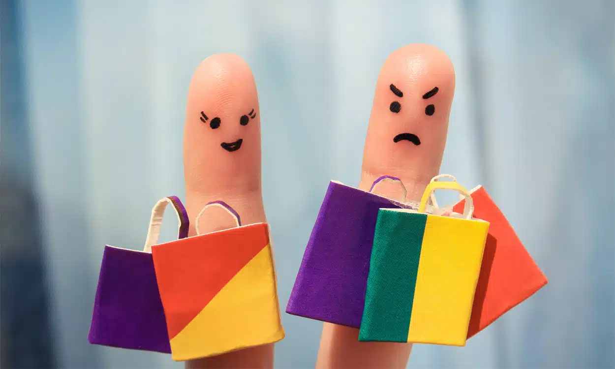 Doigts maquillé avec des visages contents et énervés portant des sacs de shopping