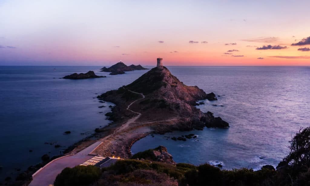 Vue aérienne d'un coucher de soleil sur les îles Sanguinaires à Ajaccio en Corse