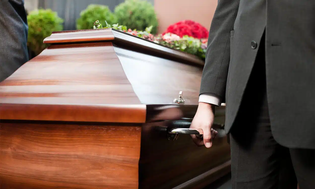 Personne portant un cercueil lors d'un enterrement