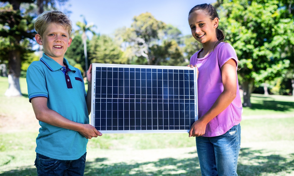 Des enfants qui tiennent un panneau solaire en kit