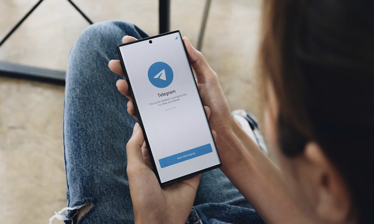 Utilisateur de l'application Telegram sur son smartphone