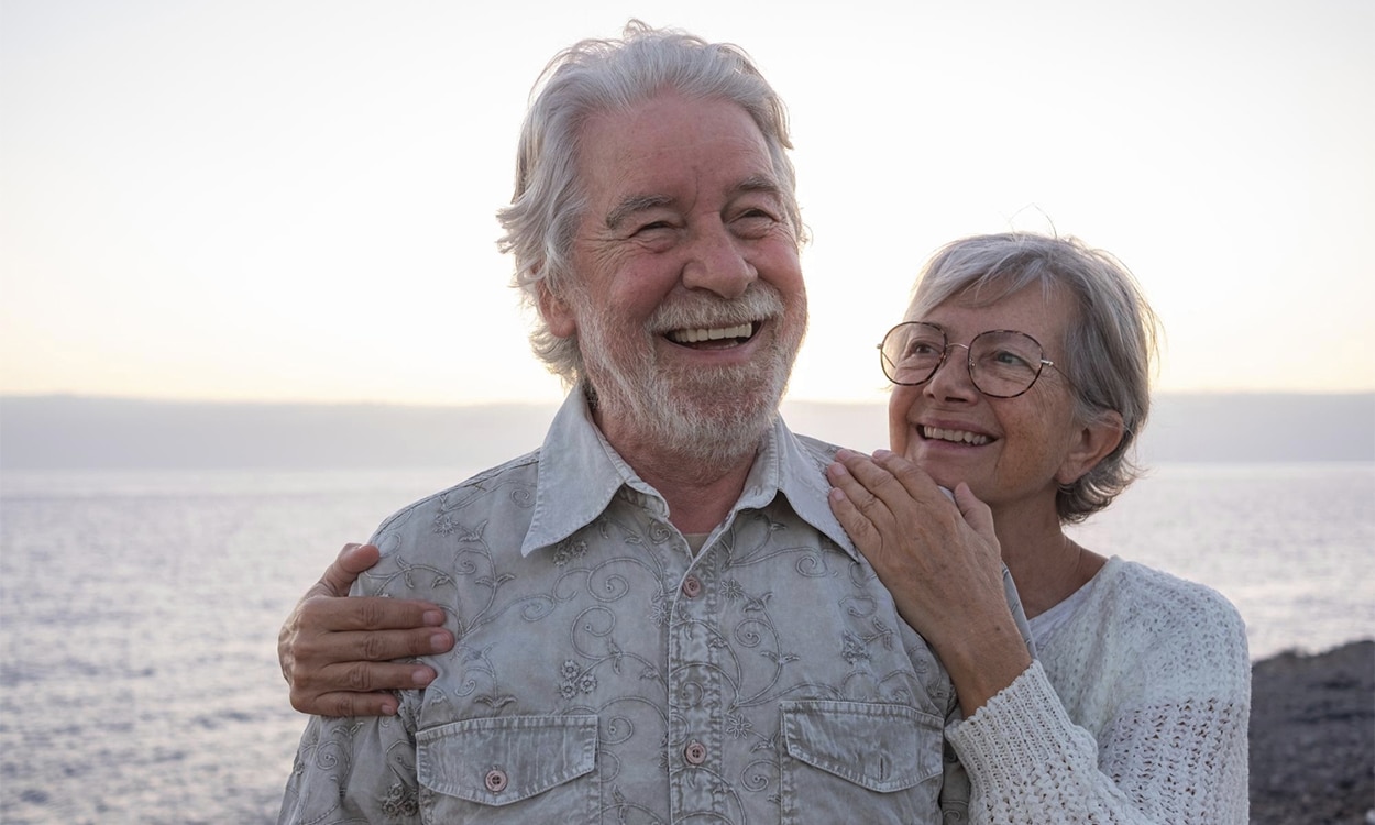 Couple de retraités heureux au bord de la mer