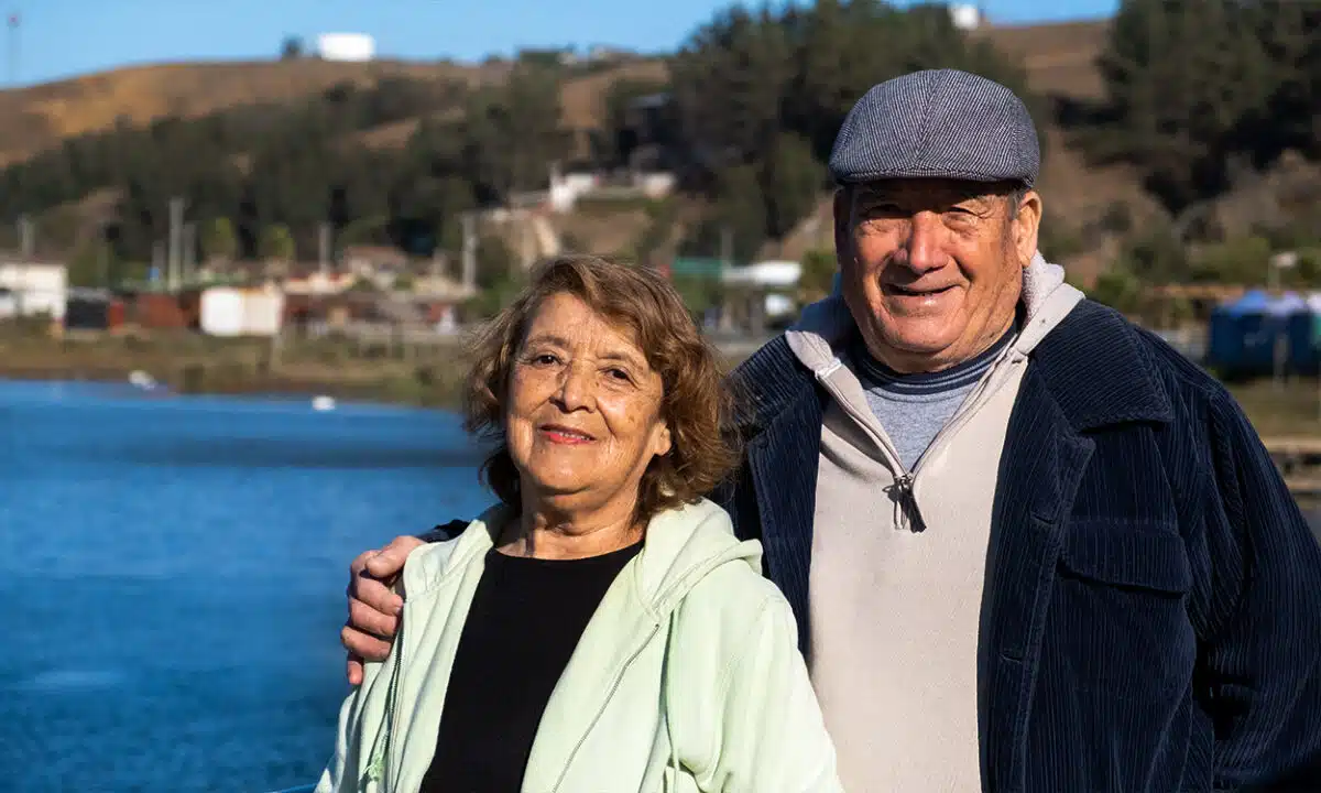 Couple de seniors au bord de la mer