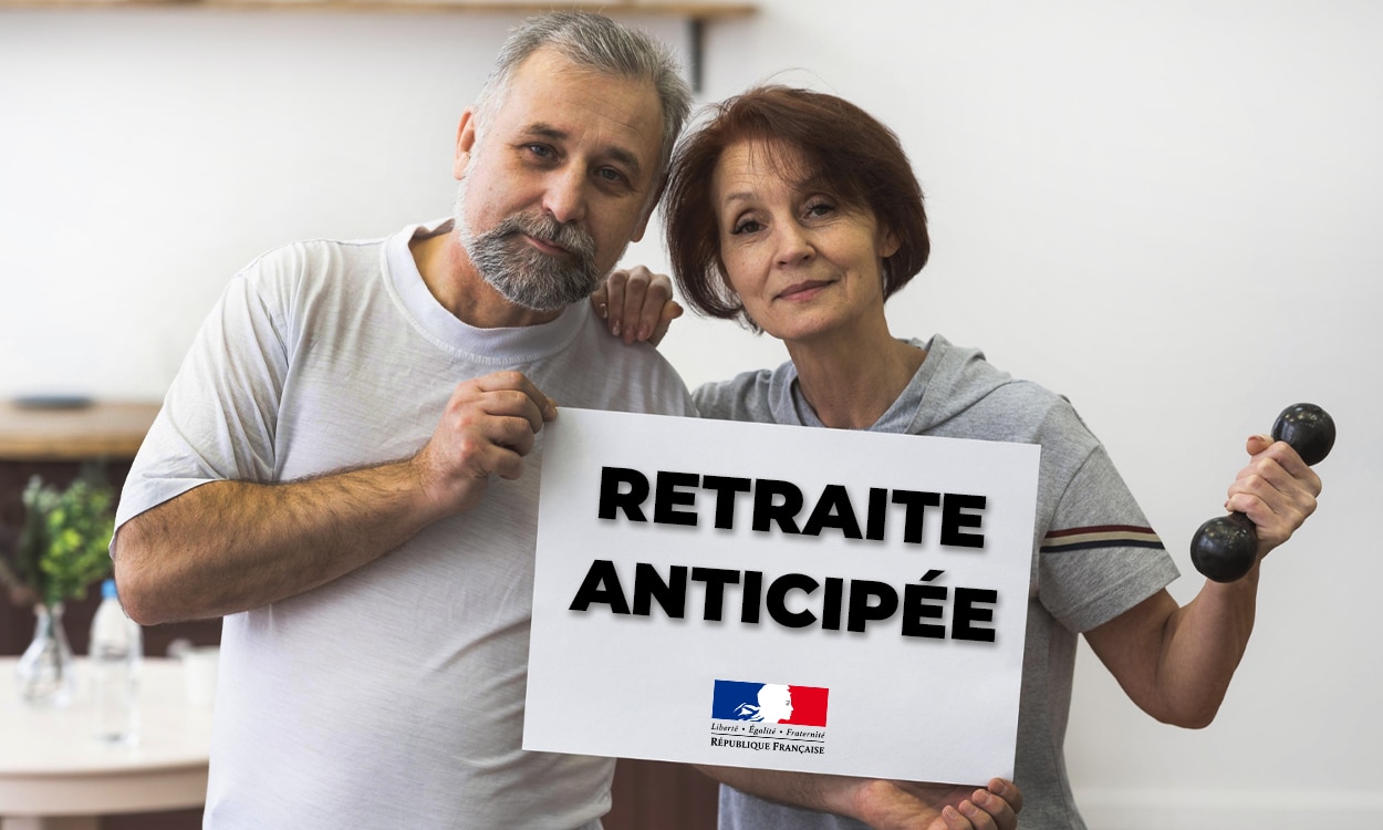 Couple de seniors tenant une pancarte avec écrit dessus : Retraite Anticipée