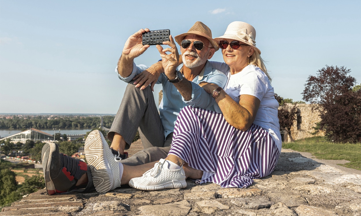 Couple de senior en vacances qui se prennent un selfie