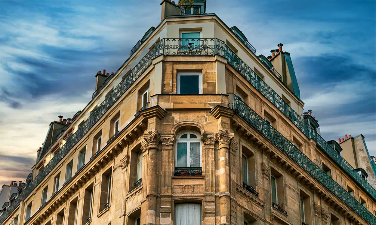 Façade d'un immeuble haussmannien d'angle à Paris