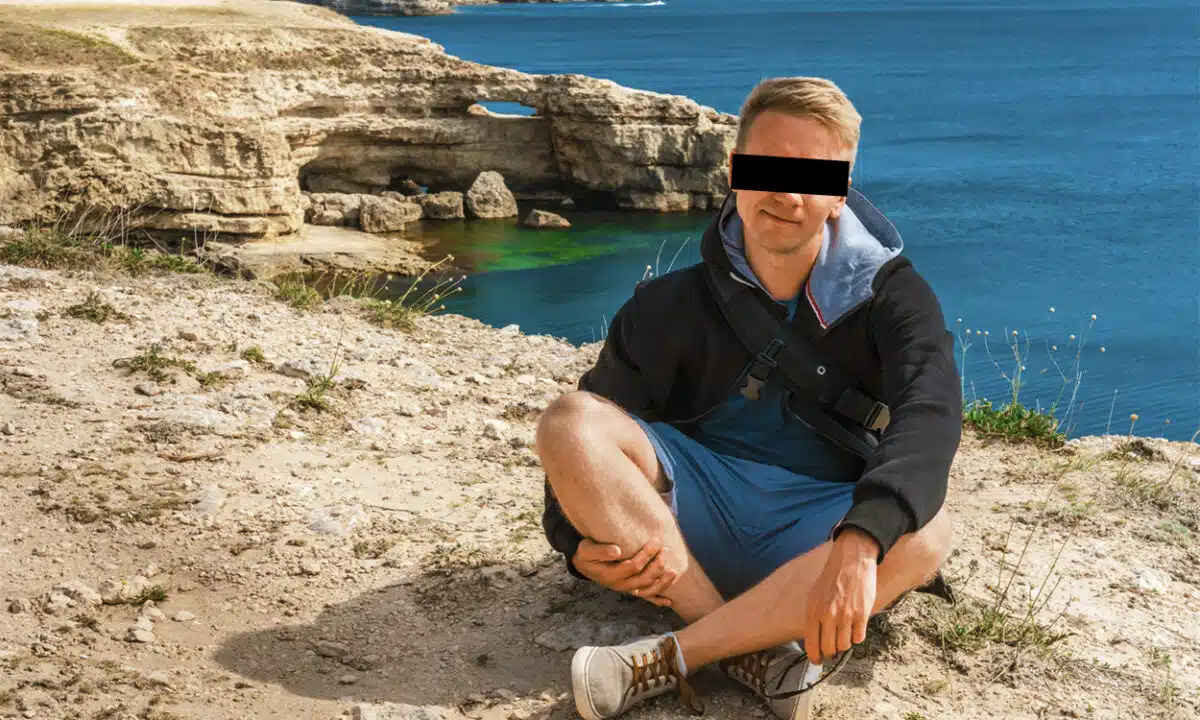 Homme seul anonyme assis dans la nature au bord de la mer méditerranée en Corse