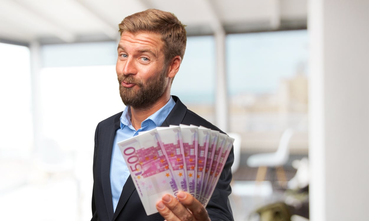 Homme tenant une liasse de billets de 500 euros