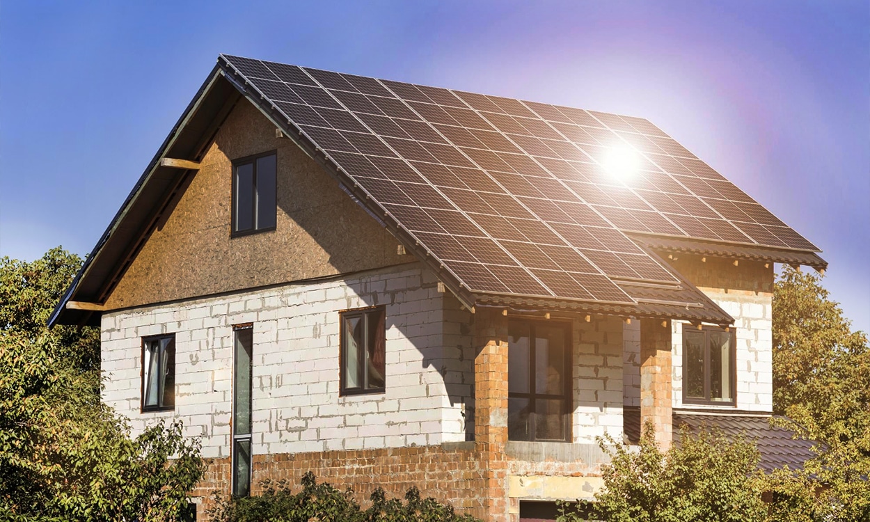 Une maison en rénovation totale équipée d'une installation solaire photovoltaique