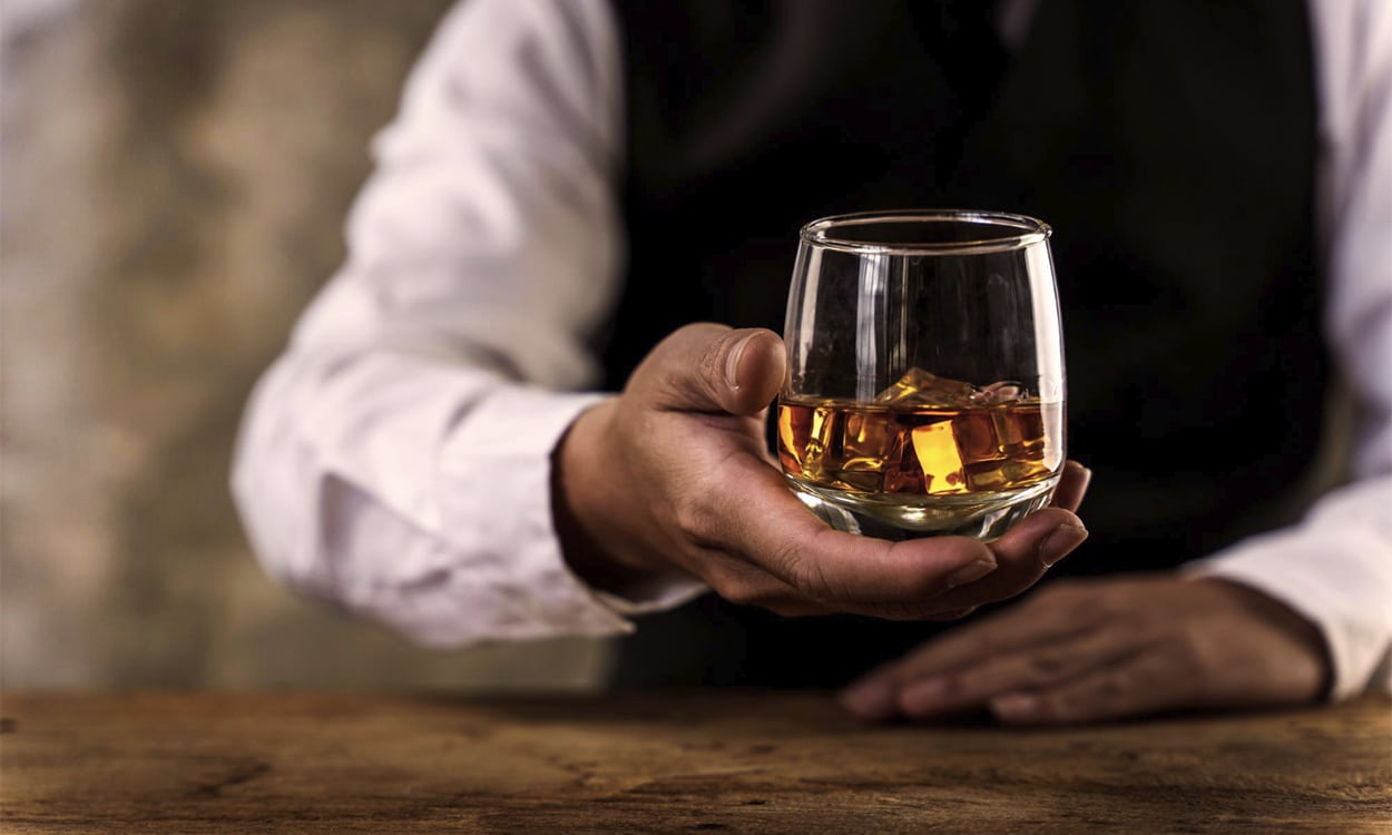 Un expert qui montre un verre de whisky d'exception
