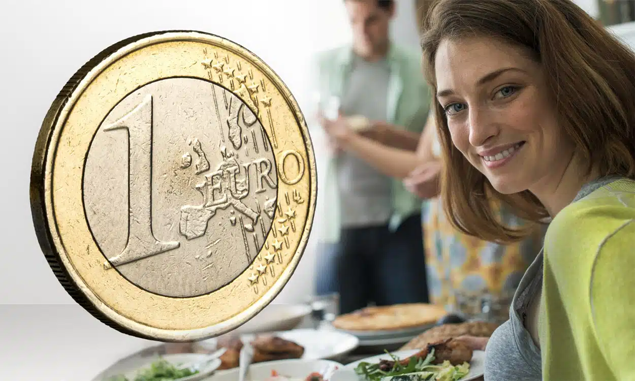 Jeune femme au restaurant avec une pièce de 1 euro