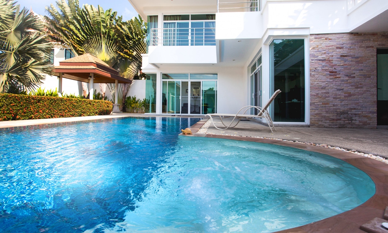 Belle piscine extérieure dans une villa de luxe