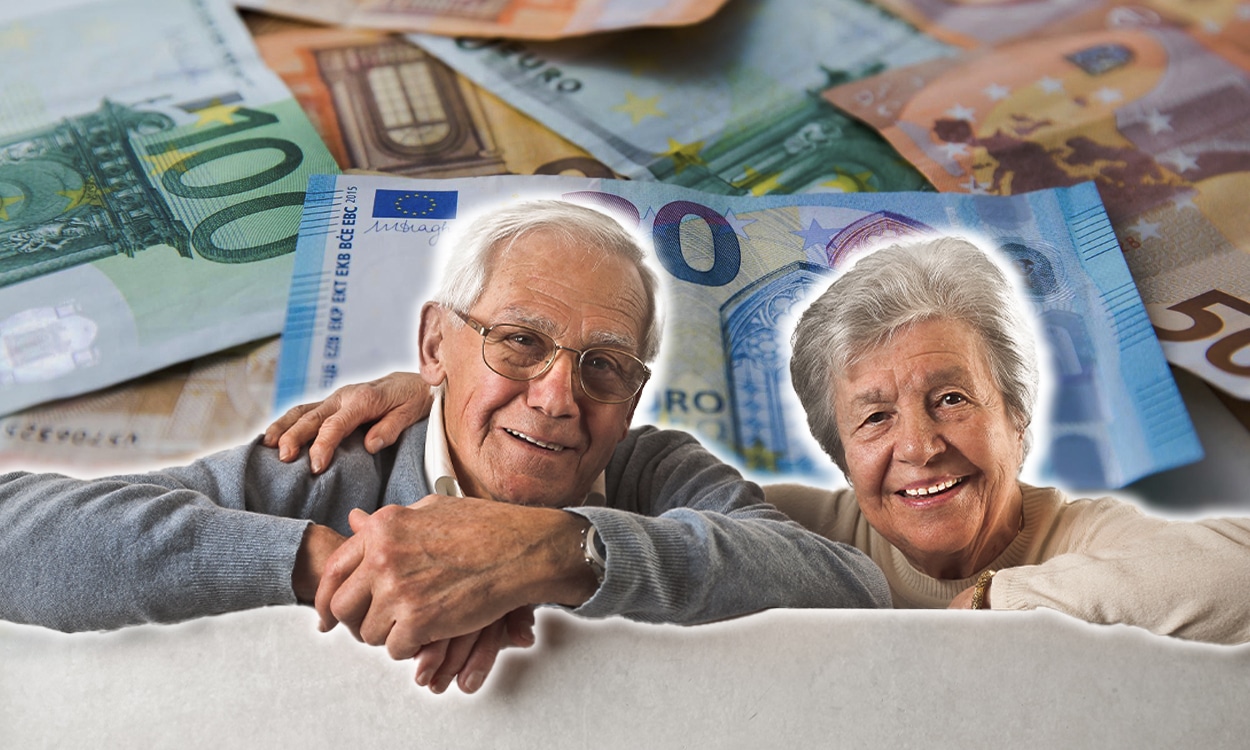 Couple de retraités heureux dans leur canapé avec en fond des billets de banque en euro
