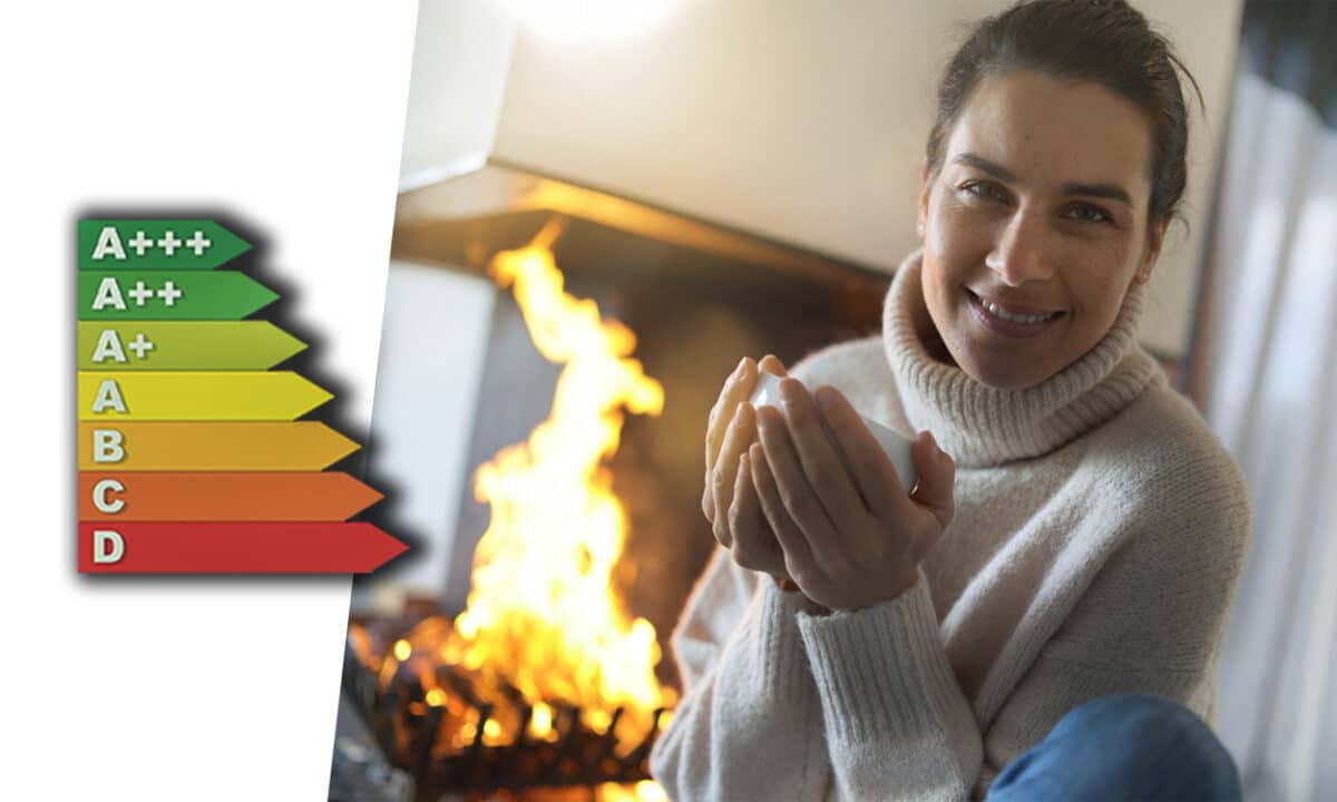 Une femme devant sa cheminée tenant une tasse de café et l'indice de performance énergétique