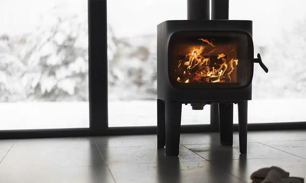 Poêle à bois design allumé