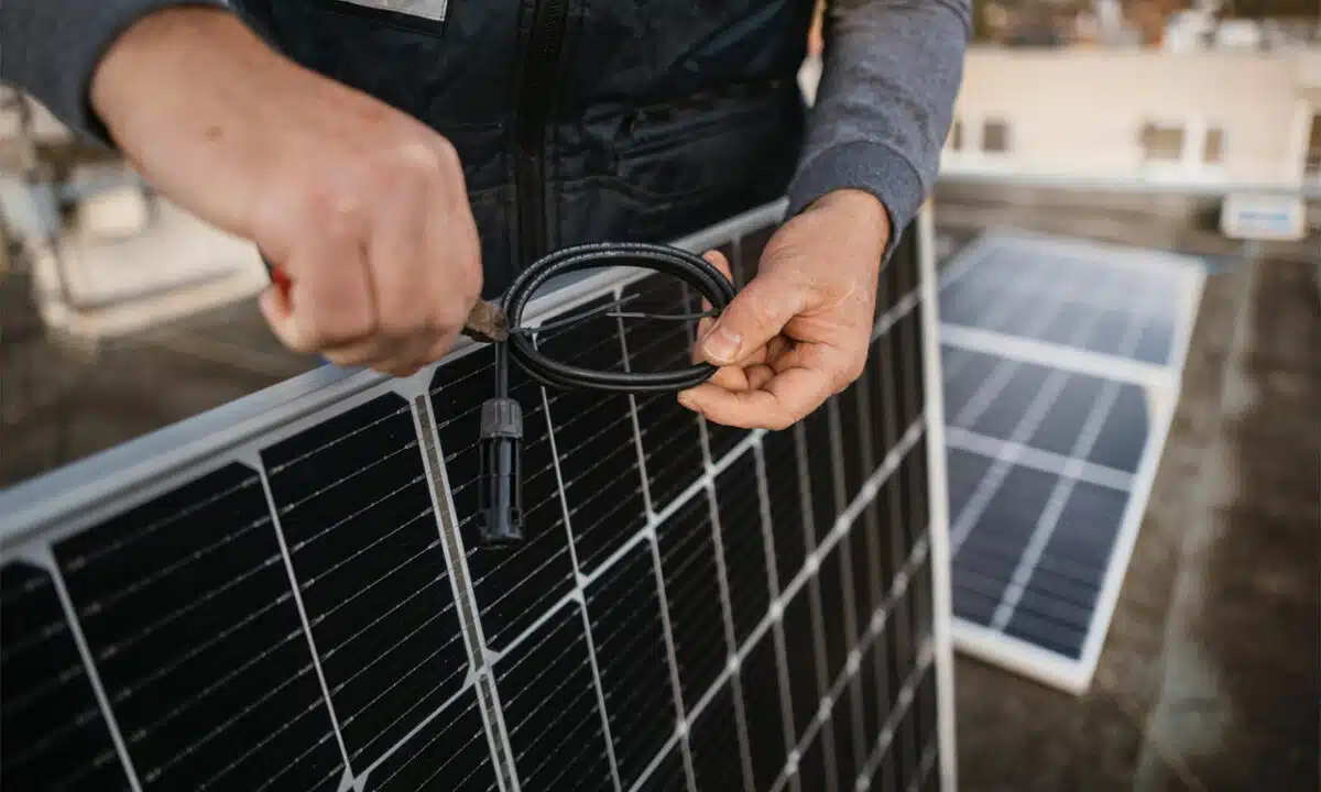 Réparation d'un panneau solaire photovoltaïque par un professionnel de l'énergie solaire