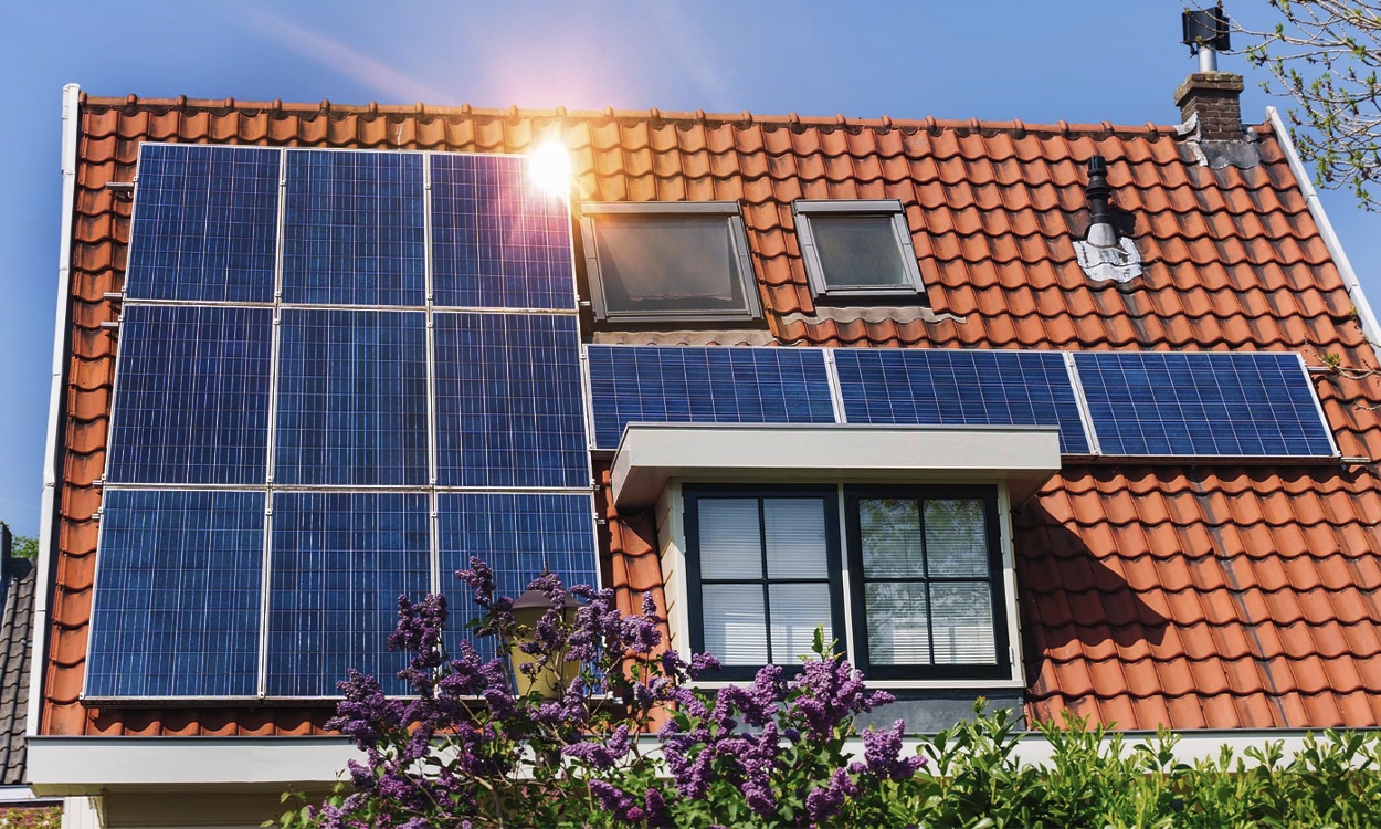 Panneaux solaires installés sur le toit d'une maison individuelle