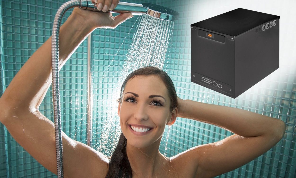 Jeune femme qui prend une douche chaude grâce à sa batterie thermique Triple Solar