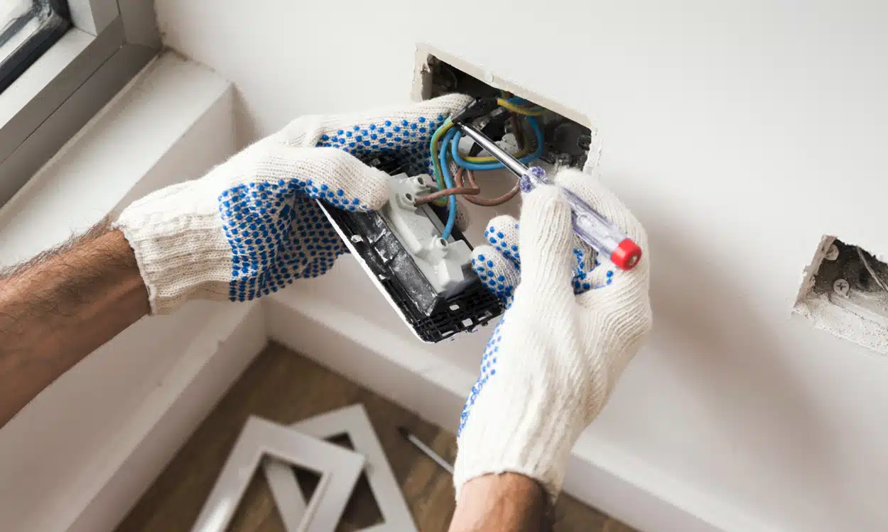 Installation prise électrique encastrée dans un mur en placo