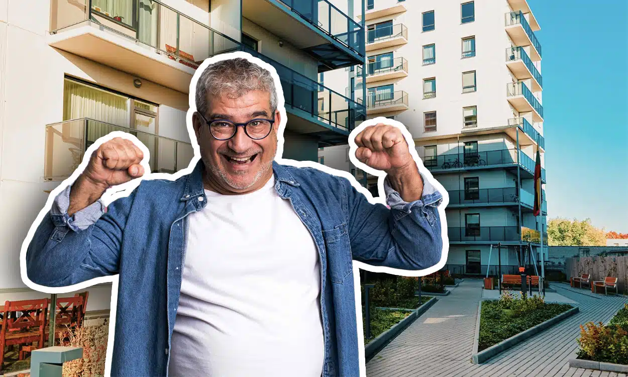 Un homme heureux qui tient une liasse de billets de 100 euros
