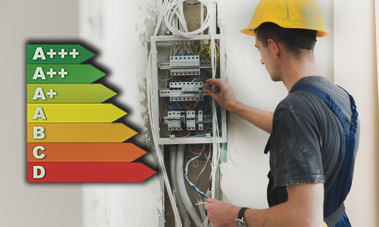 Un électricien qui branche un tableau électrique qui améliore les performances énergétiques du logement