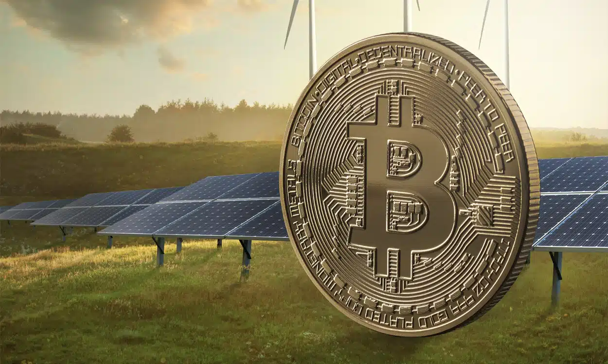 Un Bitcoin devant une installation solaire photovoltaïque