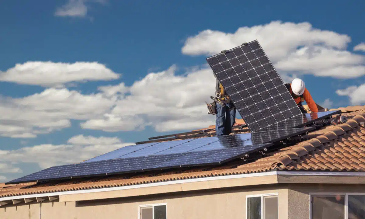 Vue éloignée d'une installation de panneaux solaires sur le toit d'une maison
