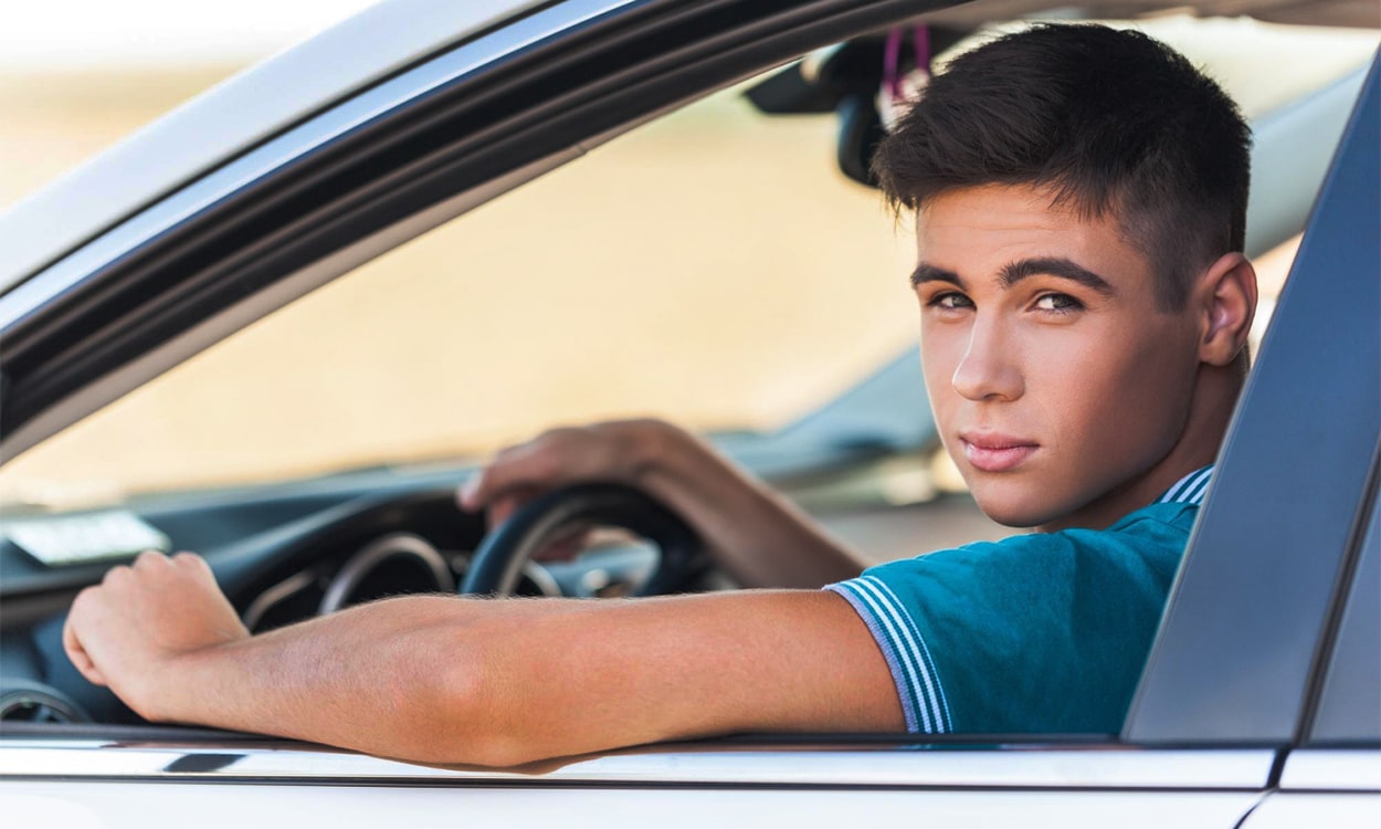 Un jeune conducteur dans une voiture sans permis