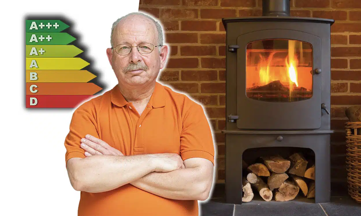 Propriétaire d'un poele à bois avec les bras croisés